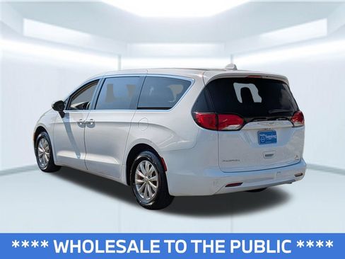Used 2017 Chrysler Pacifica Touring w/ Tire & Wheel Group FWD image 4