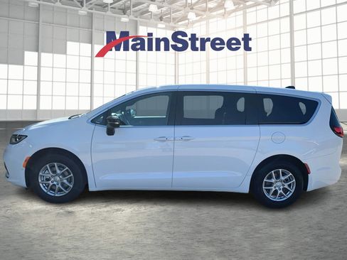 New 2026 Chrysler Pacifica Select image 2