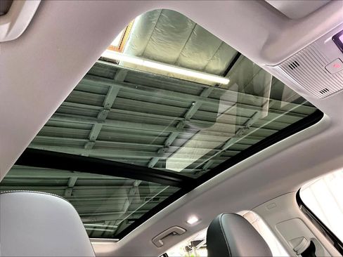 Used 2025 Volkswagen Tiguan SE w/ Panoramic Sunroof Package image 24