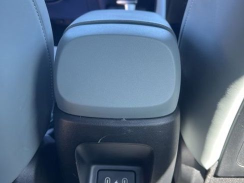 Used 2025 Hyundai Elantra Limited FWD image 30