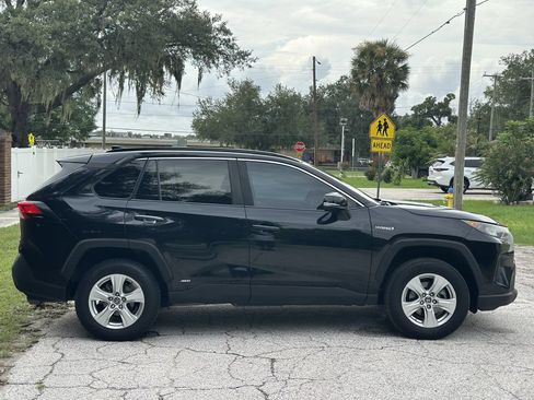 Used 2019 Toyota RAV4 LE AWD/4WD image 6