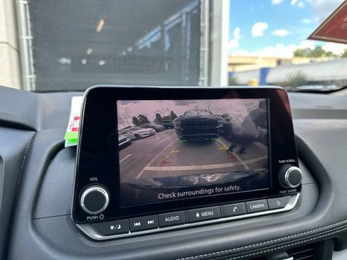 Used 2025 Nissan Rogue SV FWD image 10
