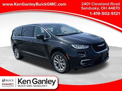Used 2023 Chrysler Pacifica Touring-L w/ Uconnect Theater Family Group