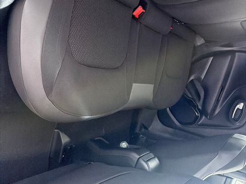Used 2018 Jeep Renegade Altitude w/ UConnect 8.4 Nav Group AWD/4WD image 22