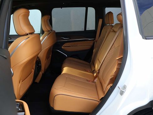 Used 2025 Jeep Grand Cherokee Summit w/ Luxury Tech Group V AWD/4WD image 10