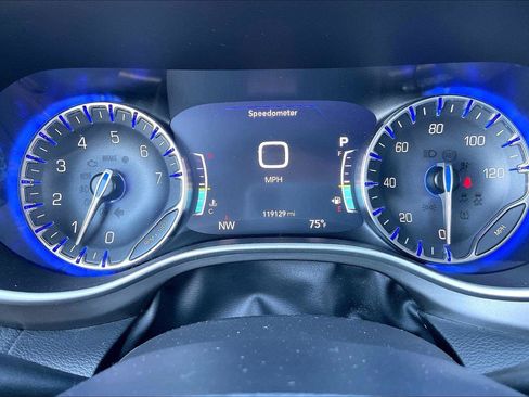 Used 2021 Chrysler Pacifica Touring w/ Cold Weather Group FWD image 19