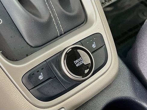 Certified 2025 Hyundai Venue Limited FWD image 19