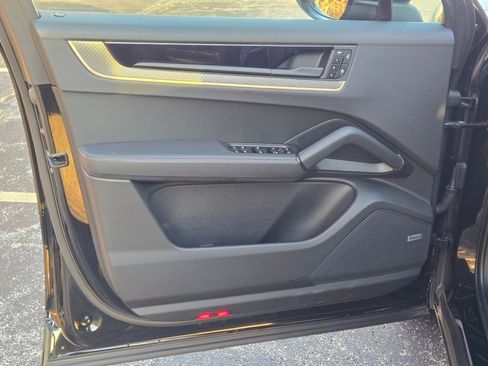 Used 2025 Porsche Cayenne Coupe image 18