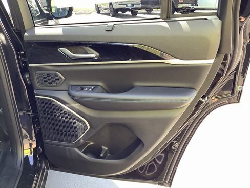 New 2023 Jeep Grand Cherokee Trailhawk w/ Luxury Tech Group III image 38