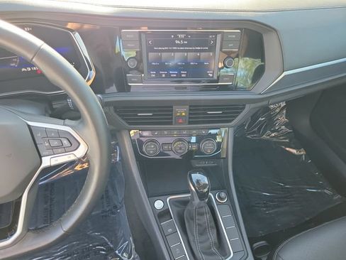 Certified 2023 Volkswagen Jetta SE w/ Panoramic Sunroof Package FWD image 23