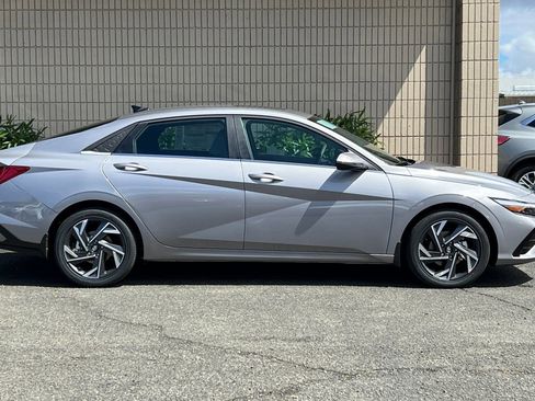 New 2025 Hyundai Elantra Limited image 4