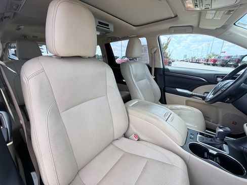 Used 2015 Toyota Highlander Limited w/ Driver Technology Package FWD image 26