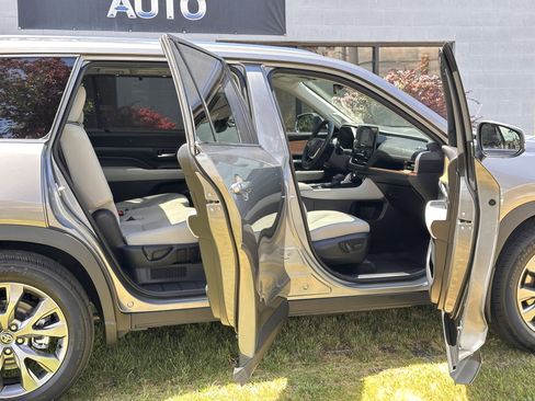 Used 2025 Toyota Grand Highlander AWD Hybrid image 31