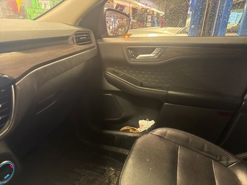 Used 2020 Ford Escape Titanium image 14