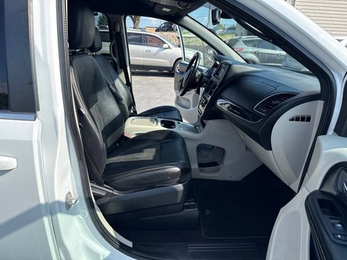 Used 2019 Dodge Grand Caravan SXT FWD image 14