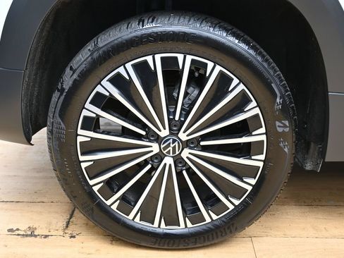 Used 2025 Volkswagen Taos SE FWD image 37
