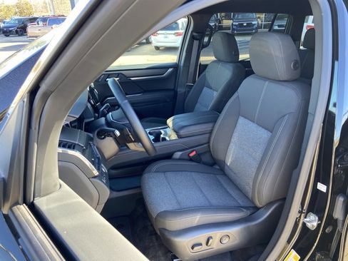 Used 2025 GMC Acadia Elevation image 17