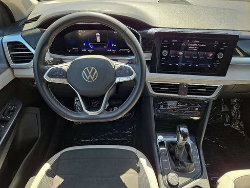 Used 2025 Volkswagen Taos SE AWD/4WD image 18