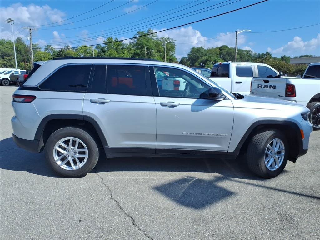 Used 2024 Jeep Grand Cherokee Laredo X w/ Luxury Tech Group I AWD/4WD image 3