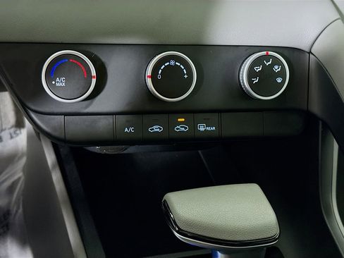 Certified 2024 Hyundai Elantra SE image 8