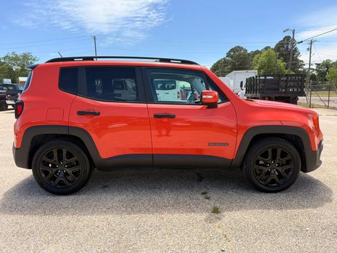 Used 2017 Jeep Renegade Altitude FWD image 10