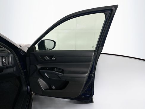 Used 2025 Nissan Pathfinder SL image 33