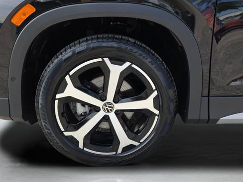 Used 2025 Volkswagen Tiguan SE image 30