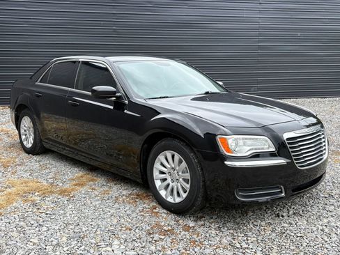 Used 2014 Chrysler 300 RWD image 6