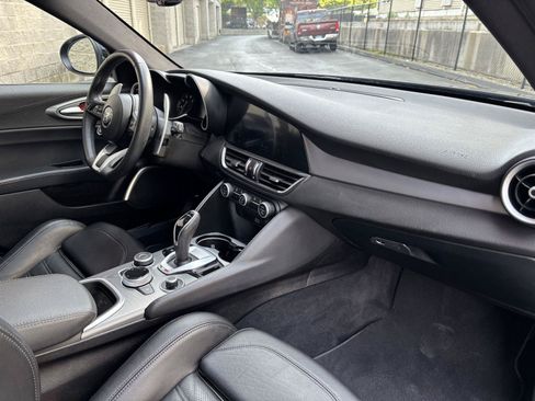 Used 2023 Alfa Romeo Giulia Veloce AWD/4WD image 9