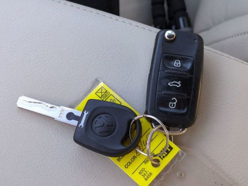 Used 2015 Volkswagen Eos Executive image 30