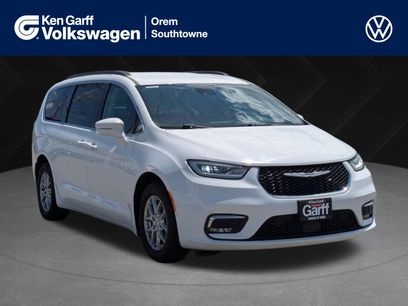 Used 2022 Chrysler Pacifica Touring-L w/ Uconnect Theater Family Group