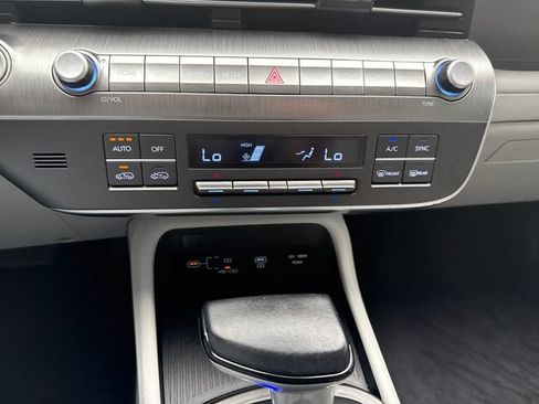 Certified 2024 Hyundai Kona SEL AWD/4WD image 31