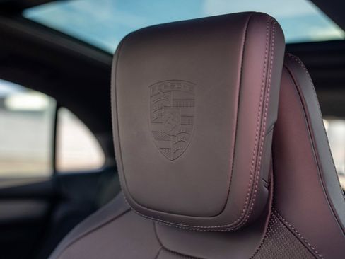 Certified 2025 Porsche Macan 4S Electric AWD/4WD image 13