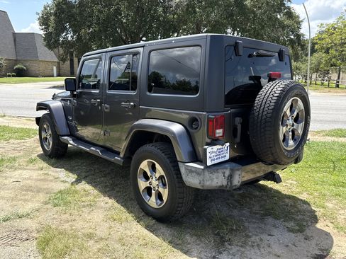 Used 2016 Jeep Wrangler Unlimited Sahara w/ Connectivity Group AWD/4WD image 3