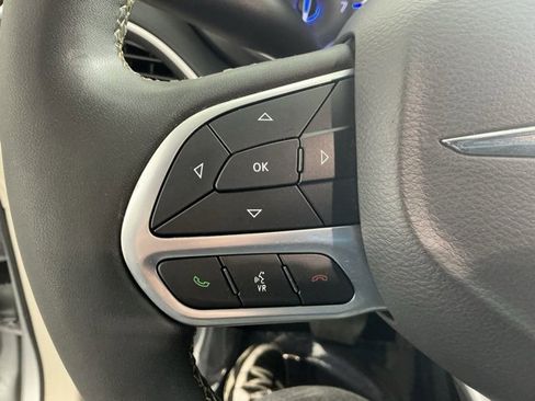 Used 2024 Chrysler Pacifica Touring-L image 25