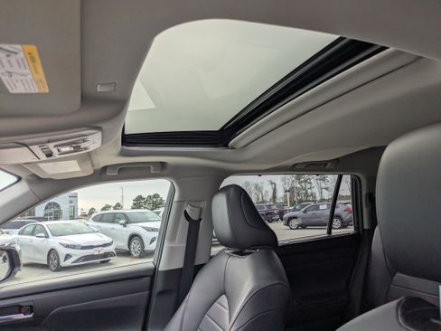 Used 2020 Toyota Highlander XLE image 12