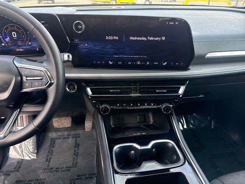 Used 2025 Chevrolet Traverse LT w/ Sun and Wheel Package image 17