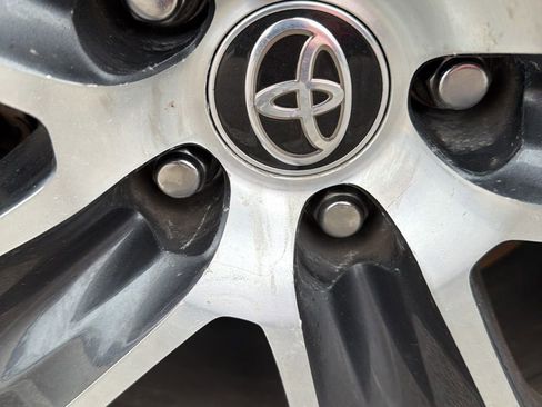 Used 2024 Toyota Highlander XLE image 1