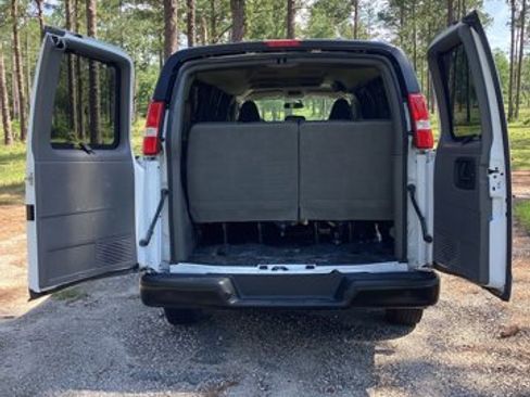 Used 2022 Chevrolet Express 3500 LS image 4