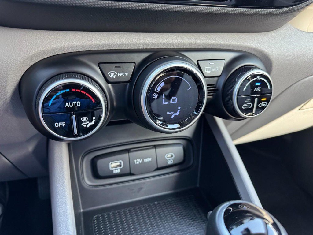 Certified 2025 Hyundai Venue SEL FWD image 19