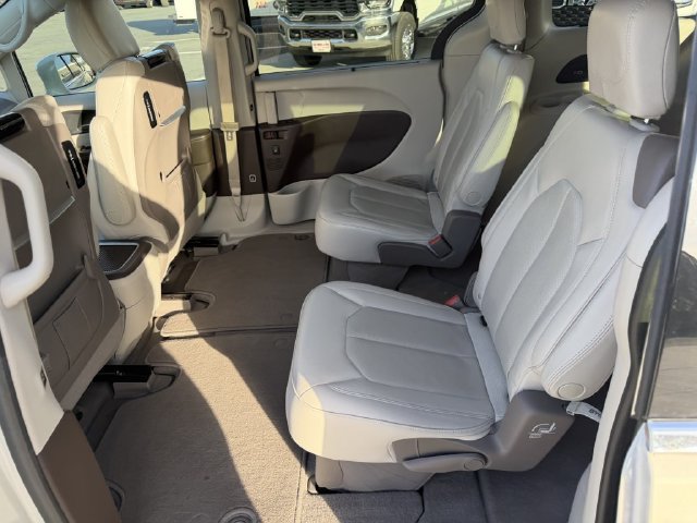 Used 2021 Chrysler Pacifica Touring-L w/ Uconnect Theater Family Group FWD image 13