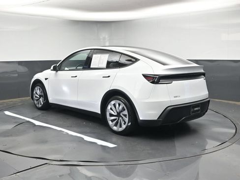 Used 2026 Tesla Model Y 2WD image 3