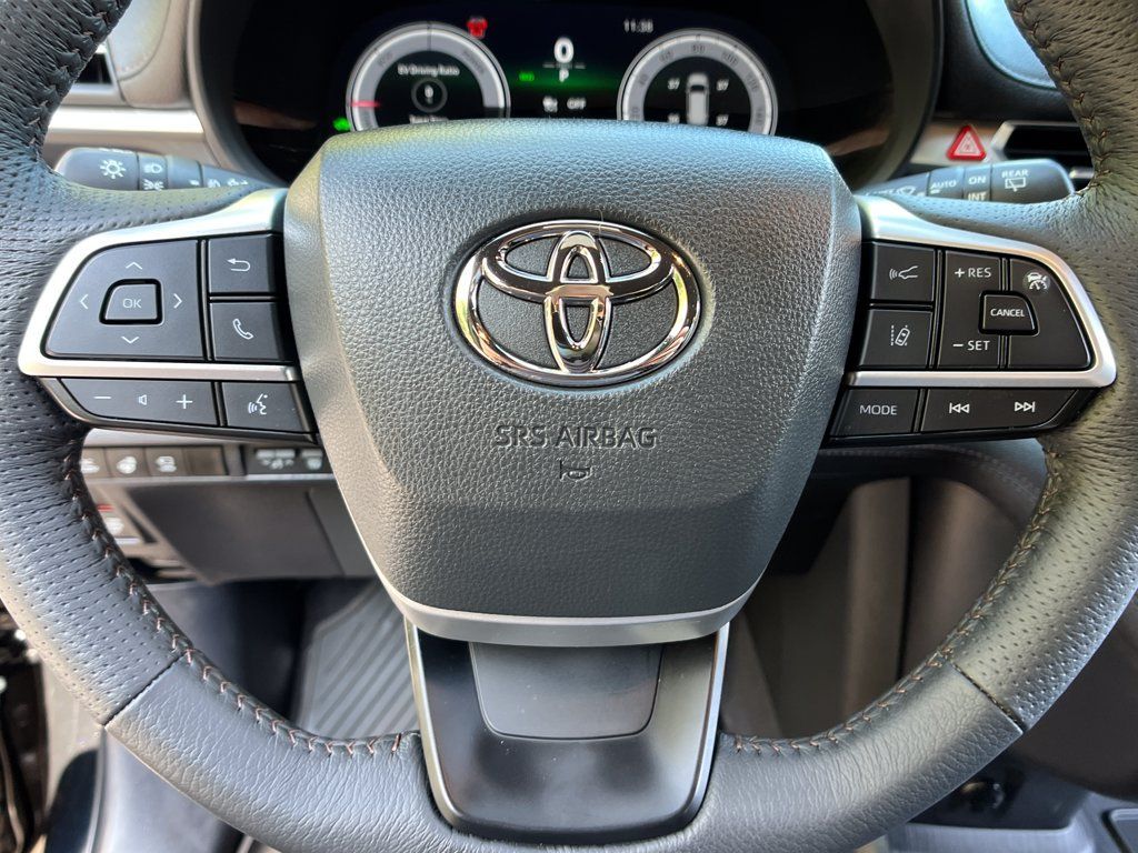Used 2025 Toyota Sienna Platinum AWD/4WD image 14