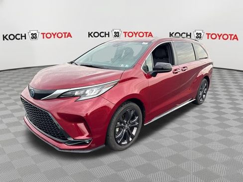 Used 2024 Toyota Sienna XSE w/ XSE Plus Package FWD image 3