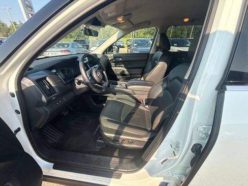 Used 2023 Nissan Pathfinder SL w/ Black Appearance Package AWD/4WD image 9
