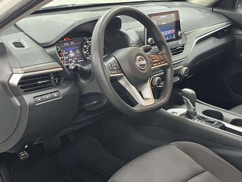 Used 2025 Nissan Altima 2.5 SV FWD image 13
