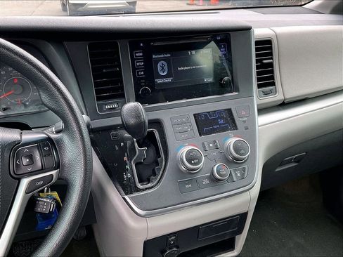 Used 2017 Toyota Sienna L FWD image 19