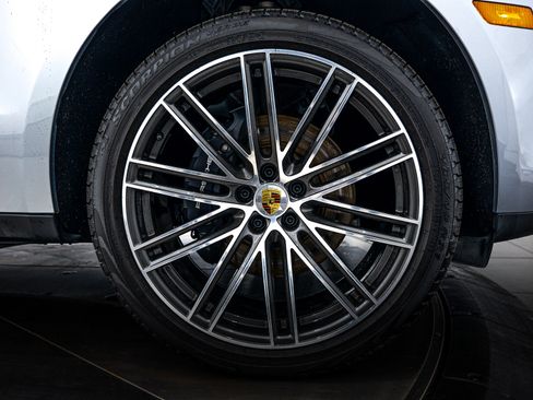 Certified 2026 Porsche Macan image 11