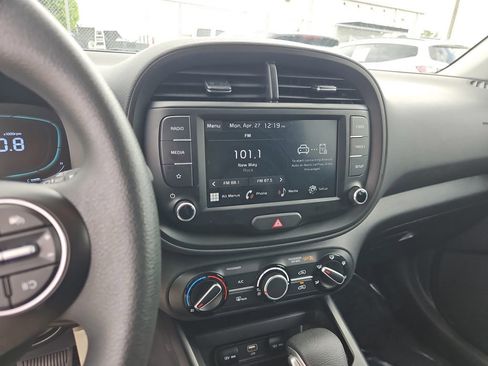 Used 2025 Kia Soul LX w/ LX Technology Package FWD image 23