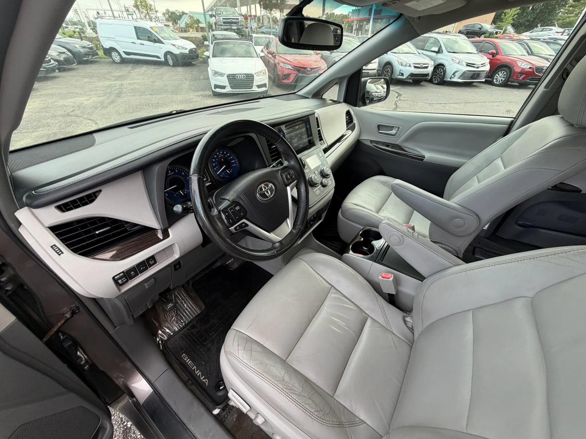 Used 2017 Toyota Sienna XLE Premium FWD image 16